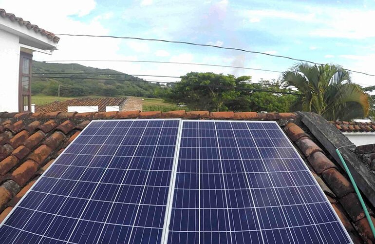 Paneles solares instalados en Colombia 2048x1024 1